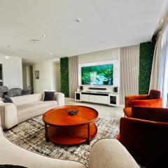 Luxury home 75”TV, 5mins from City Center & Beach