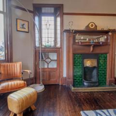 Pass the Keys Beautiful, traditional 2 bed flat w free parking