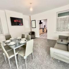 Spacious Accommodation for Contractors and Families 4 Bedrooms, Sleeps 8, Smart TV, Netflix, Parking, Only 20 Minutes to Birmingham, M6 J9