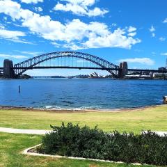 Harbourside Escape: Sunlit Outdoor Terrace & Views