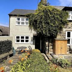 Cosy modern cottage by the sea, heart of snowdonia