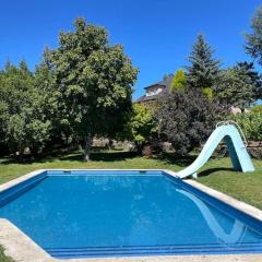 Villa Airexe. Chalet con piscina y tenis en la Ribeira Sacra