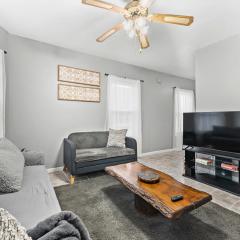 Sleeps 5 near ferry, train to Boston and downtown 3br apartment