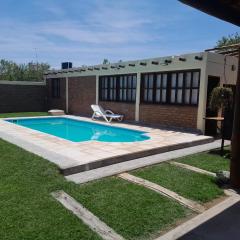 Hermosa casita con quincho y amplia pileta TODAS LAS COMODIDADES Paz total