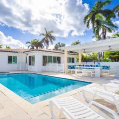 WALK to Hollywood Beach Spectacular 5BR and 5BA Villa