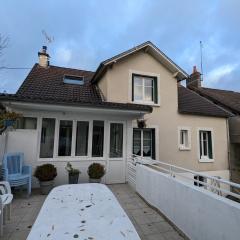 Grande maison avec extérieur, jacuzzi et billard