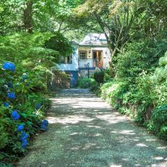 Winter Rose - gorgeous gardens sleeps 5