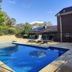 4-bedroom Acre Retreat with Pool & Garden - Pets and Long Stays Welcome
