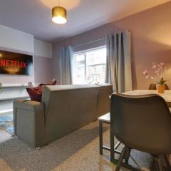 Stylish 3 Bed Apartment, Abbeydale Rd - Sleeps 8, FREE Parking & Netflix