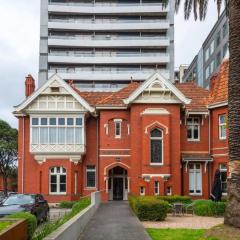 Well located 1Bed Unit in near Albert Park w Gym!