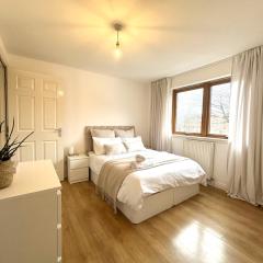 Private room with en-suite and parking in shared flat
