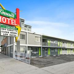 Charming Mid-Century Motel 3