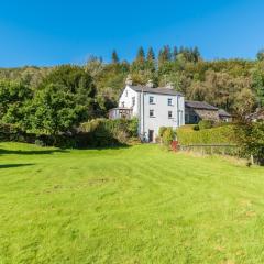 Lakeland farmhouse with an acre of gardens, games room and free parking