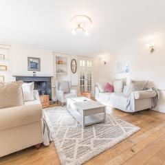 Central Kendal Georgian Home with private courtyard & free parking