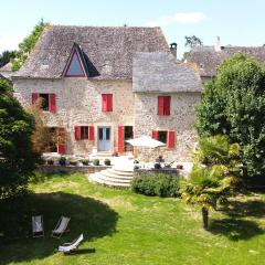 Maison de ferme, prairies sur la colline, étang