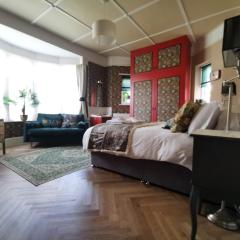 William Morris, Spacious ground floor lux double bedroom