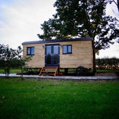 The Dragonfly - Luxury Lakeside Shepherds Hut