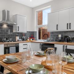Whitehill House - 3-Bed Home from Home, Sleeps 7, Great for Groups & Workers, FREE Parking & Netflix