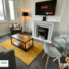 2 Bedroom Apartment by Central Serviced Apartments - Perfect for Short&Long Term Stays - Family Neighbourhood - Wi-Fi - FREE Street Parking - Sleeps 4 - 2 x King Beds - Smart TV in All Rooms - Modern - Weekly-Monthly Offers - Trade Stays - Close to A90