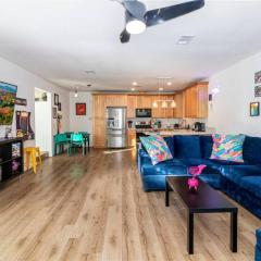 Colorful Home 3Bd 2Ba, Sleeps8, 1block to Univ., Pac-man, BBQ, FirePit