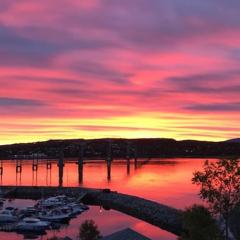 Leilighet med midnattssol ved porten til Senja