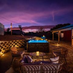 Luxury Joshua Tree Retreat w/ Hot Tub, BBQ & Games