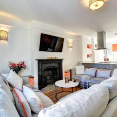 Modern 4 Bedroom townhouse perfect location.