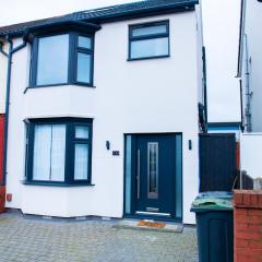 Newly Refurbished - Affordable Four Bedroom Semi-Detached House Near Luton Airport and Luton Hospital