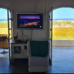 Casa pé na areia frente ao mar. Praia da Juréia.