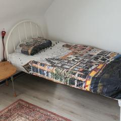 Single bed in quiet area