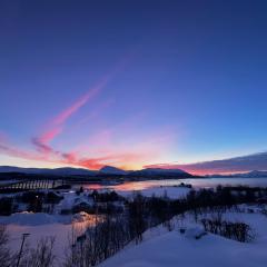 Leilighet med 1 soverom i Tromsø/Kvaløysletta med flott beliggenhet og god utsikt. Kort vei til flyplass.