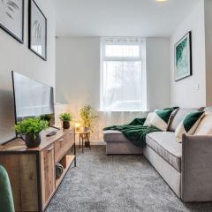 Stylish & Vibrant 2 BR Retreat Manchester