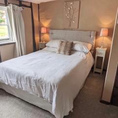 Comfy Cottage Homestay Nr Chelmsford. Free Parking Great Views.