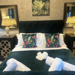 Park View is a beautiful whole entire house close to town centre, sleeps 8 in 4 rooms, 2 doubles and 4 single beds with 2 shower rooms, available for holidays, insurance stays, trades people, contractors, pets welcome