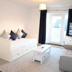 Windsor to Heathrow spacious 2 Bedroom 2 Bath Apartment with Parking - Langley village Elizabeth Line to London, Reading, Oxford