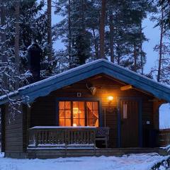 Timrad stuga i kanten av skogen med SPA möjlighet