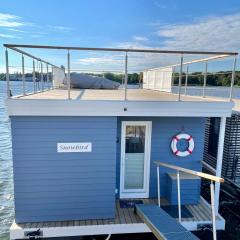 Hausboot Snowbird Lübeck mit großem Sonnendeck und Wäschepaketen inklusive