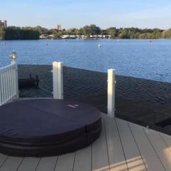 Stunning LAKE SIDE Caravan with HOT TUB at Tattershall Lakes