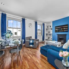 Blue Themed Luxury 1 Bedroom Balcony Flat, With Double Sofa Bed and Fast Wifi! Accommodates up to 6 Guests! Hyde Park!