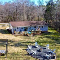 Charming Eden Home with Furnished Deck and Fire Pit!