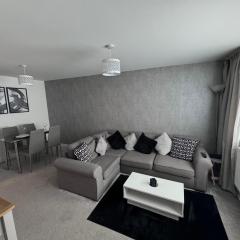 Modern 2 bed city apartment with private parking