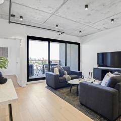 Ovation - Central Footscray Apt w parking & pool