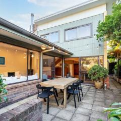 Delightful 4-Bed Home near Centennial Park