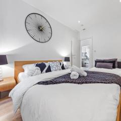 3 Bedroom Flat in Haymarket London Sleeps 14 HY1