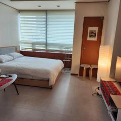 Cute and Cozy House - 5min to Sinsa Station, 1min to Garosugil