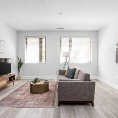 CozySuites Upscale Modern 2BR Broad Ripple