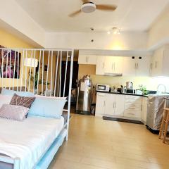 40 sqm Studio Unit 7 pax Maximum Eco-Friendly Cozy Cove with Balcony at The Venice Grand Canal Mall PARKING ON PREMISE with Pool