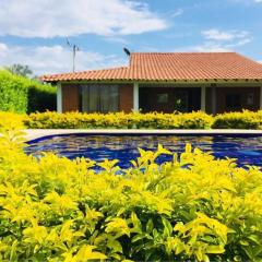 Disfrute cabaña cálida, con piscina y zonas verdes