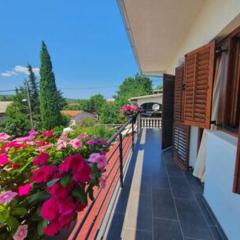 Penthouse apartment in Gornji Karin near the beach