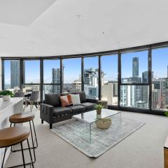 CBD 2BR SkyHigh w Panoramic Views Pool Gym Wifi